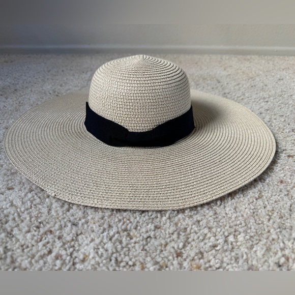 Debra Weitznet Accessories - Beige Sun Hat with Wide Brim, Foldable, UPF 50